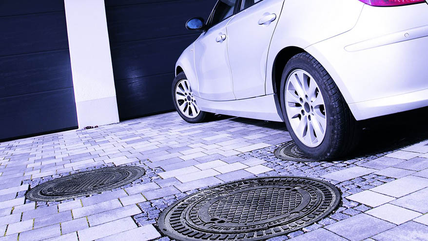 Backwater chamber in a garage entrance