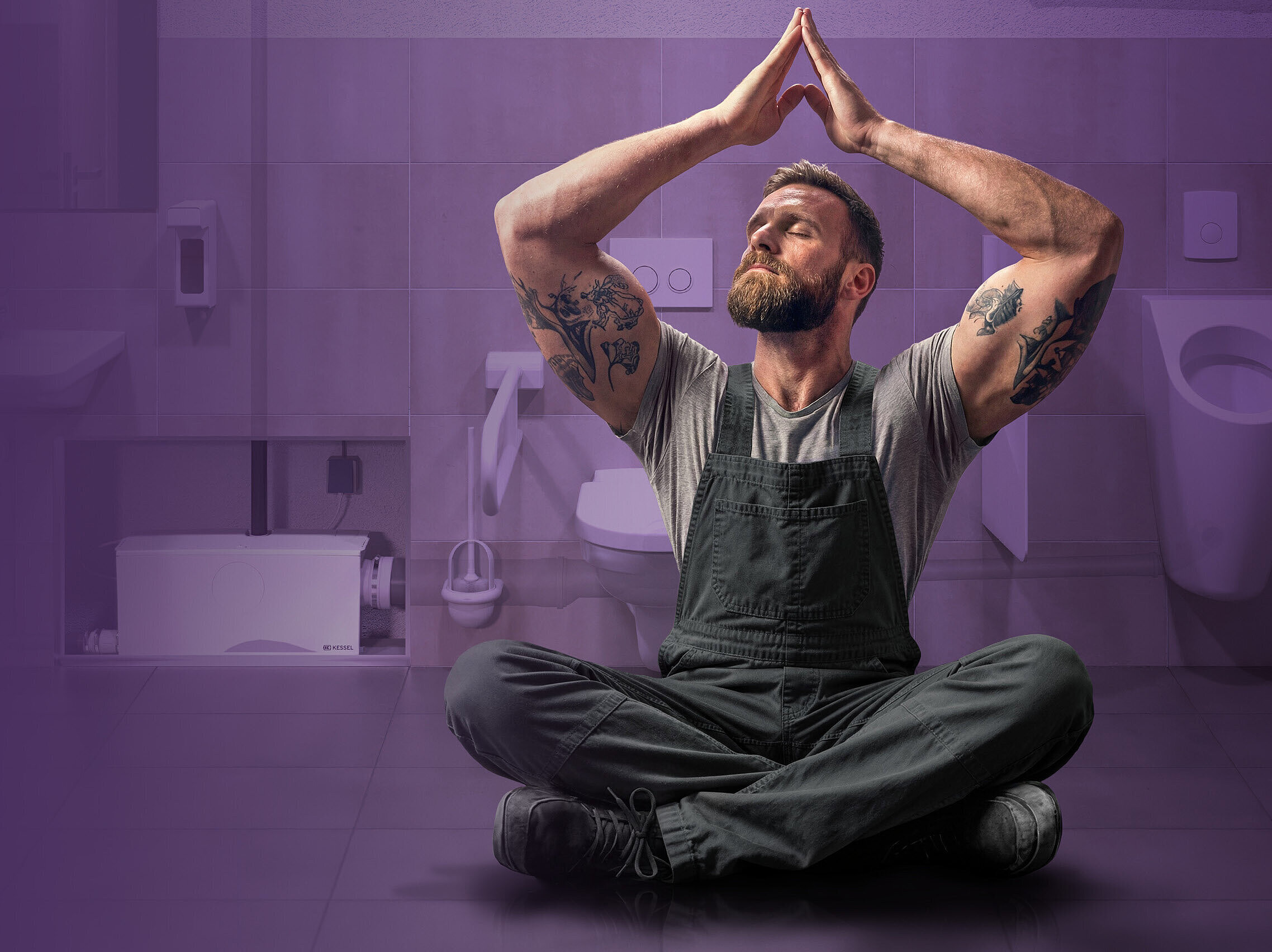 Entspannter Handwerker in einer gewerblichen Toilette, mit Doppelhebeanlage im Hintergrund.