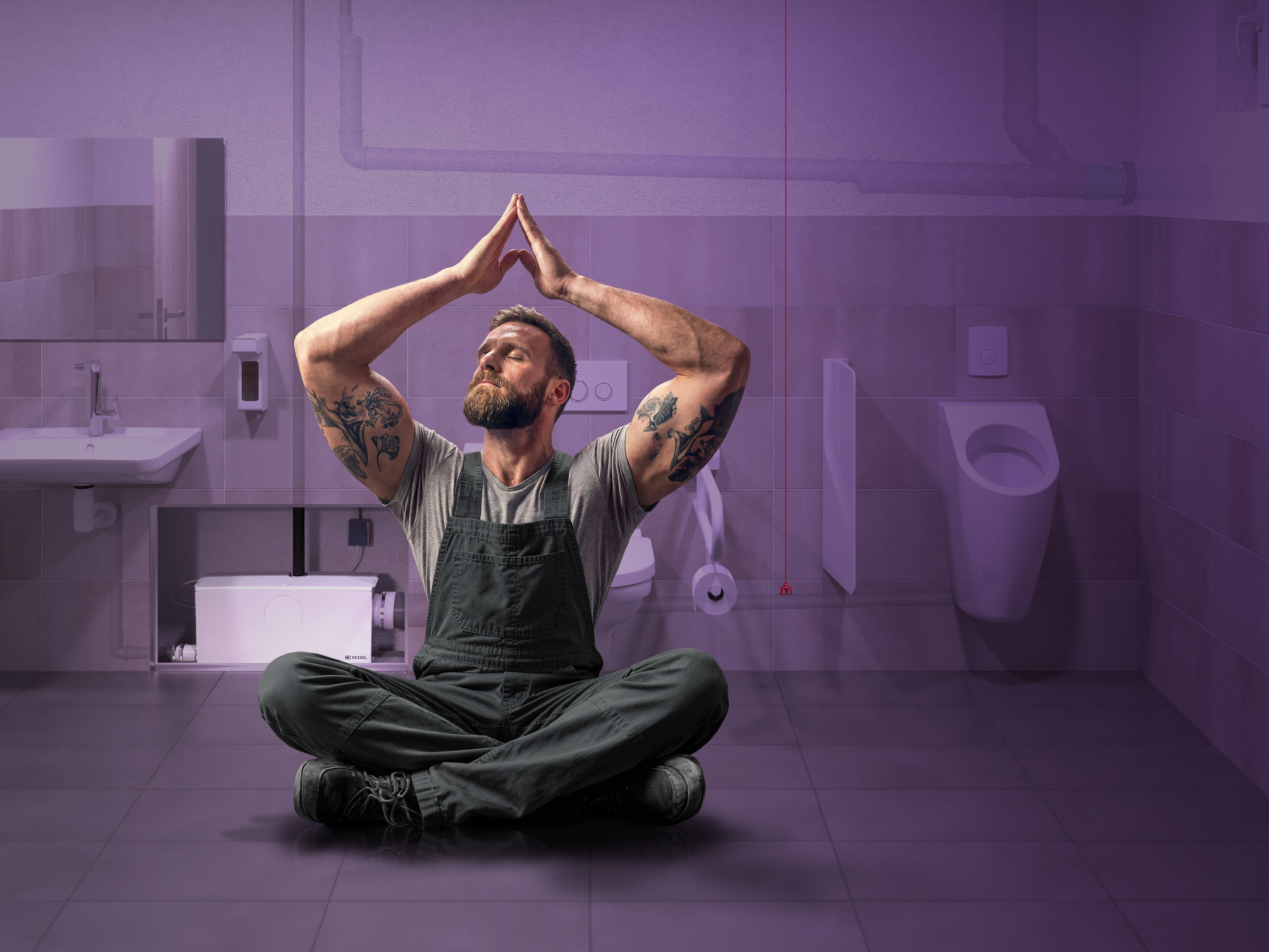 Entspannt dank doppelter Sicherheit Entspannter Handwerker in einer gewerblichen Toilette, mit Doppelhebeanlage im Hintergrund.