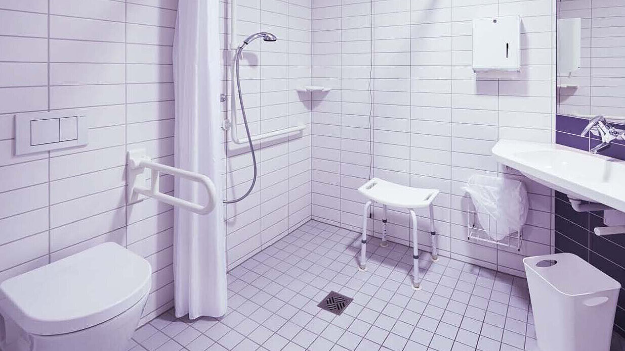 Badezimmer Senioren- und Pflegeheimen mit Punktablauf