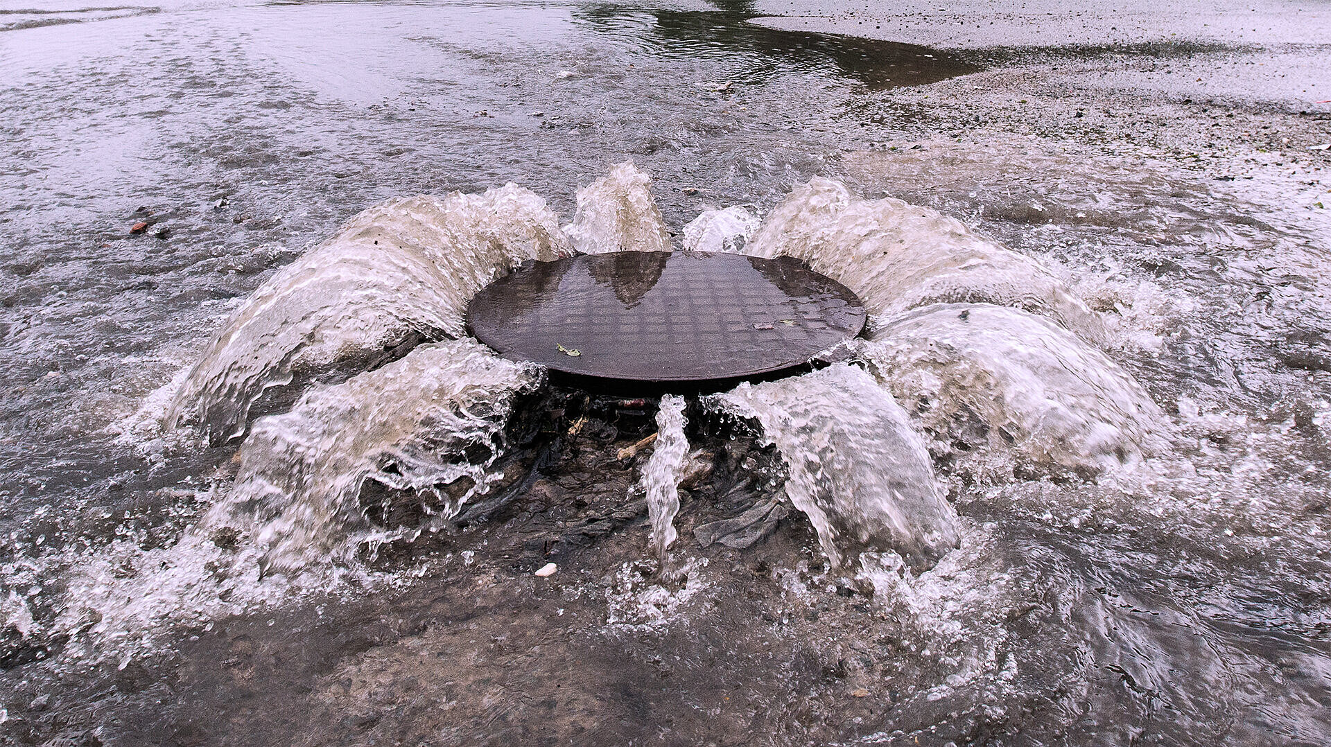 Drückendes Wasser aus dem Kanal Drückendes Wasser aus dem Kanal
