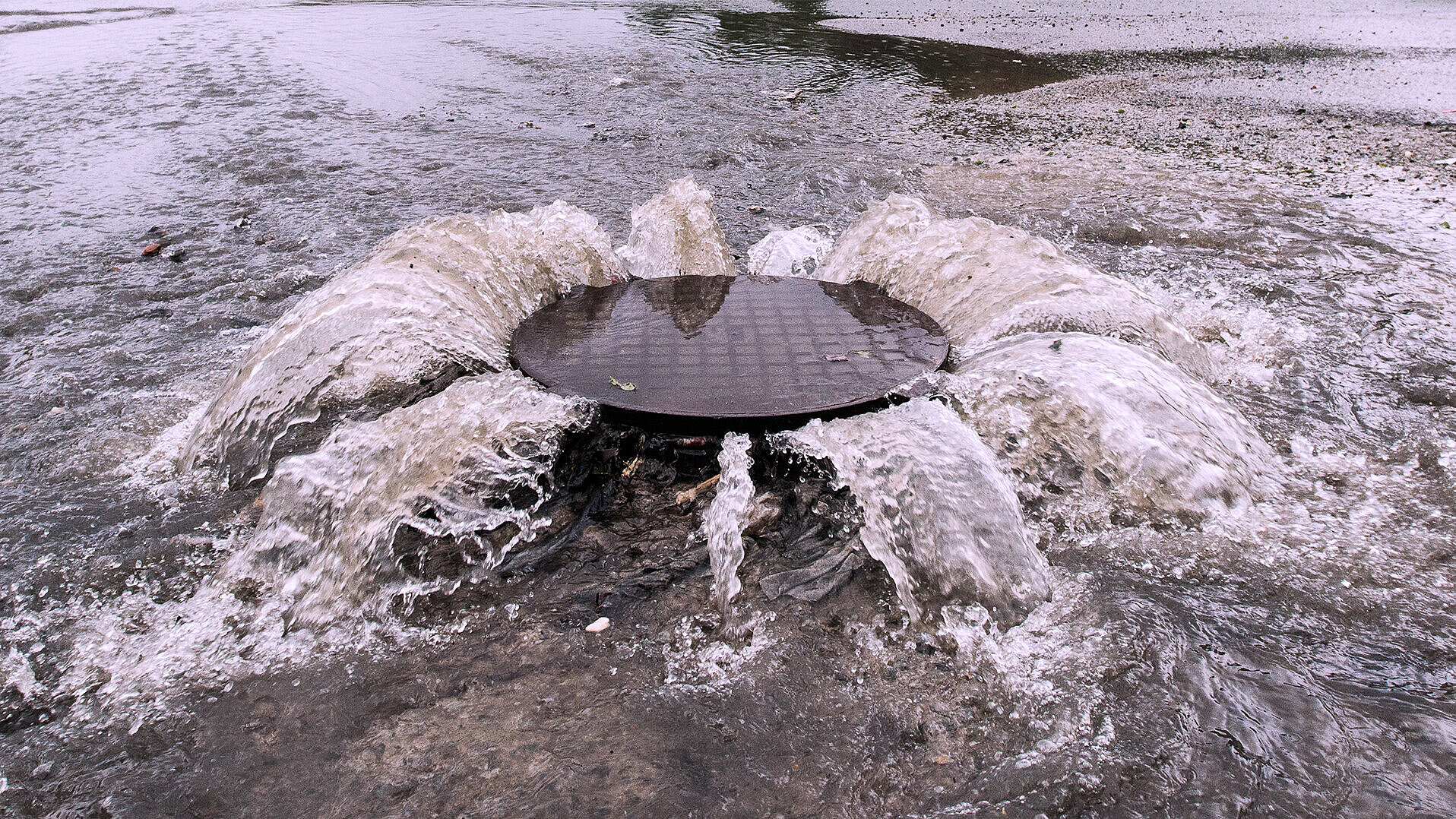 Drückendes Wasser aus dem Kanal Drückendes Wasser aus dem Kanal