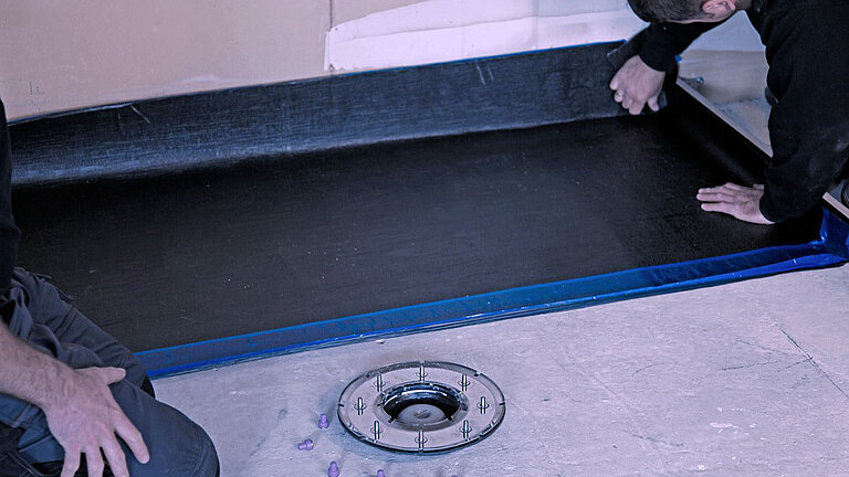 Anbringung einer Dichtungsbahn Anbringung einer Dichtungsbahn